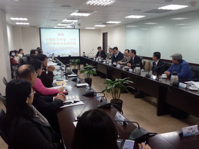 Chairman Huang and delegates discussed with authorities of Competent Department [the Competent authority of Taiwan]responsible for shipping and port in a symposium