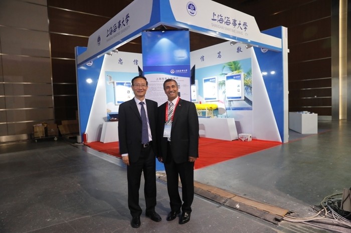Huang Youfang, Chairman of the Administrative Council, exchanges ideas and takes photos with Hisham Hilal, Senior Vice President of the International Association of Institutes of Navigation