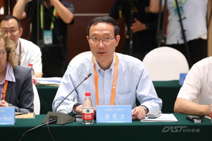Huang Youfang hosted the Closed Meeting of the Forum.