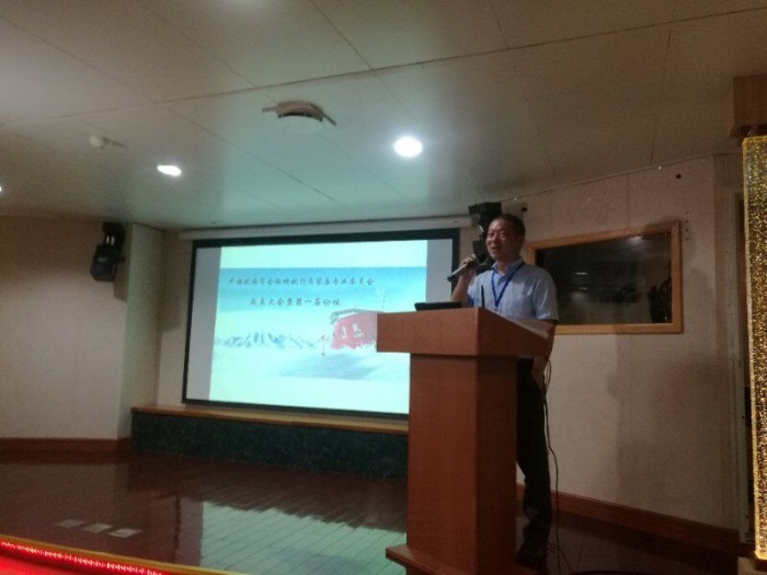 Photo: Director Li Shunlin delivers a speech.