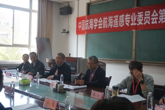 中国航海学会常务副秘书长顾维国讲话（左三）