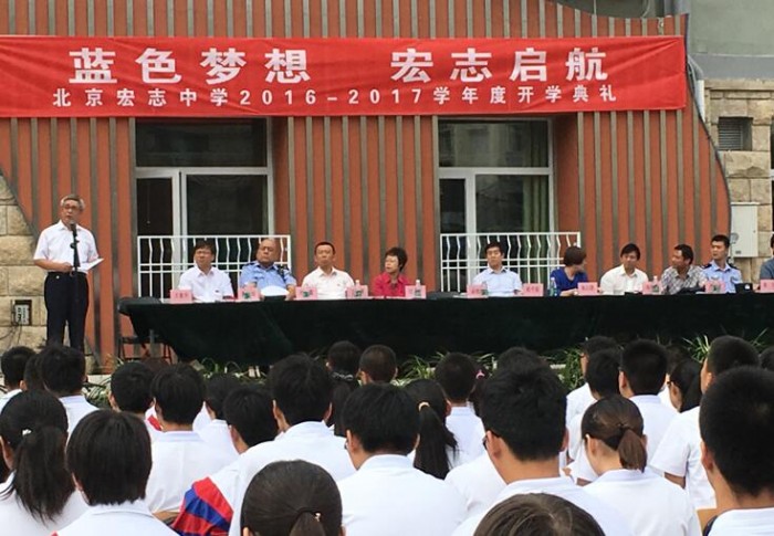 图为余世成常务副理事长发言。