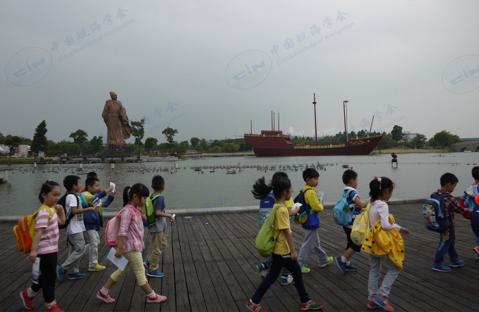 小学生参观郑和公园