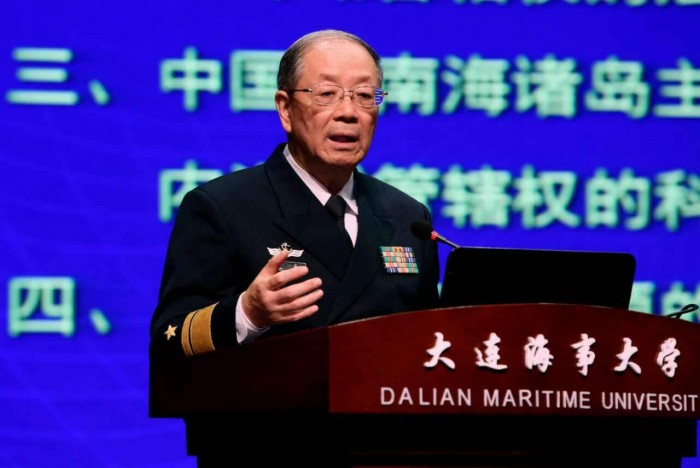 图为尹卓将军作“南海问题的历史和法律依据”主旨报告